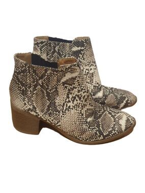 Maurices Ruby Booties Size 7 Snakeskin Print